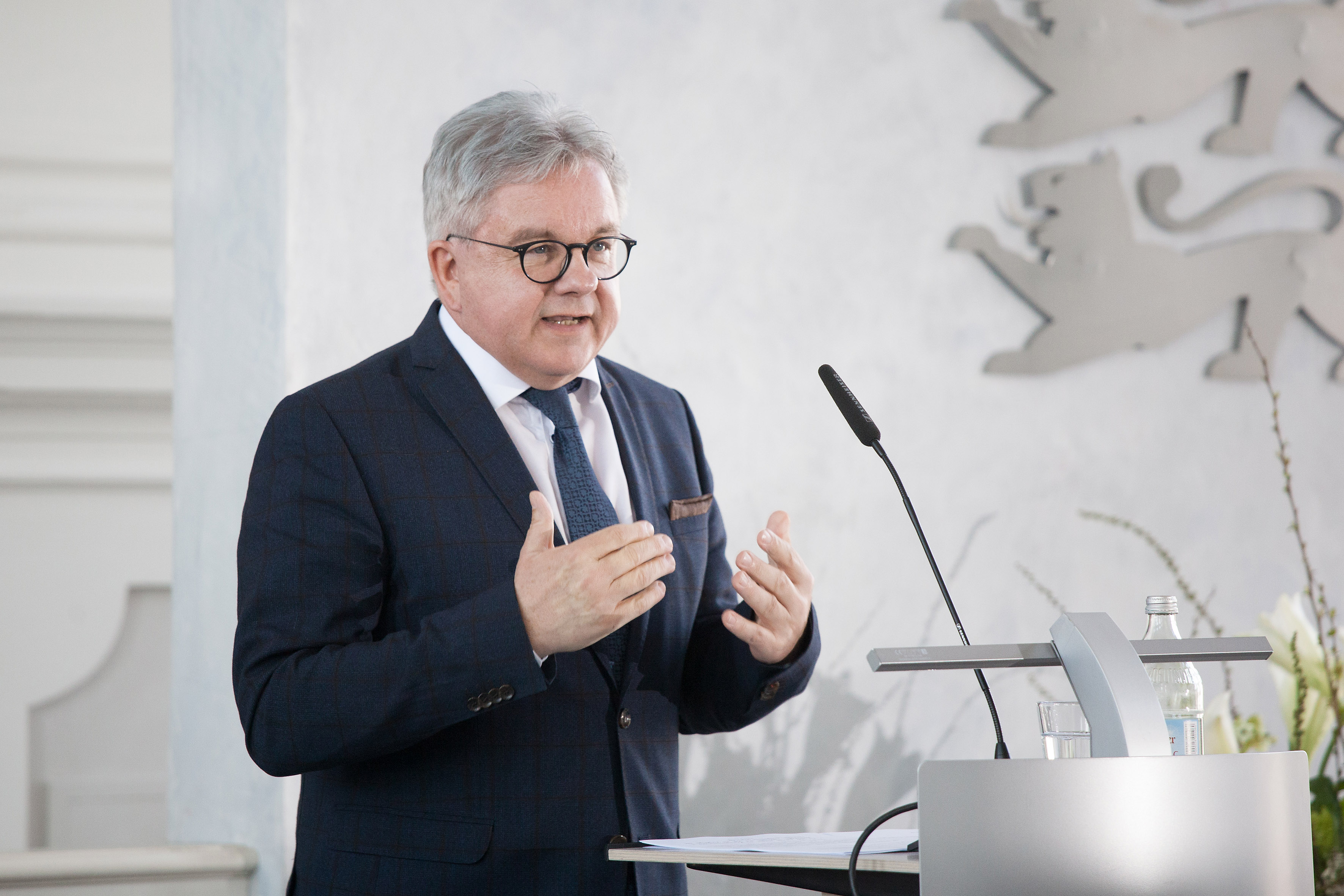 Minister Wolf hält eine Rede im Schwurgerichtssaal des Landgerichts Ellwangen